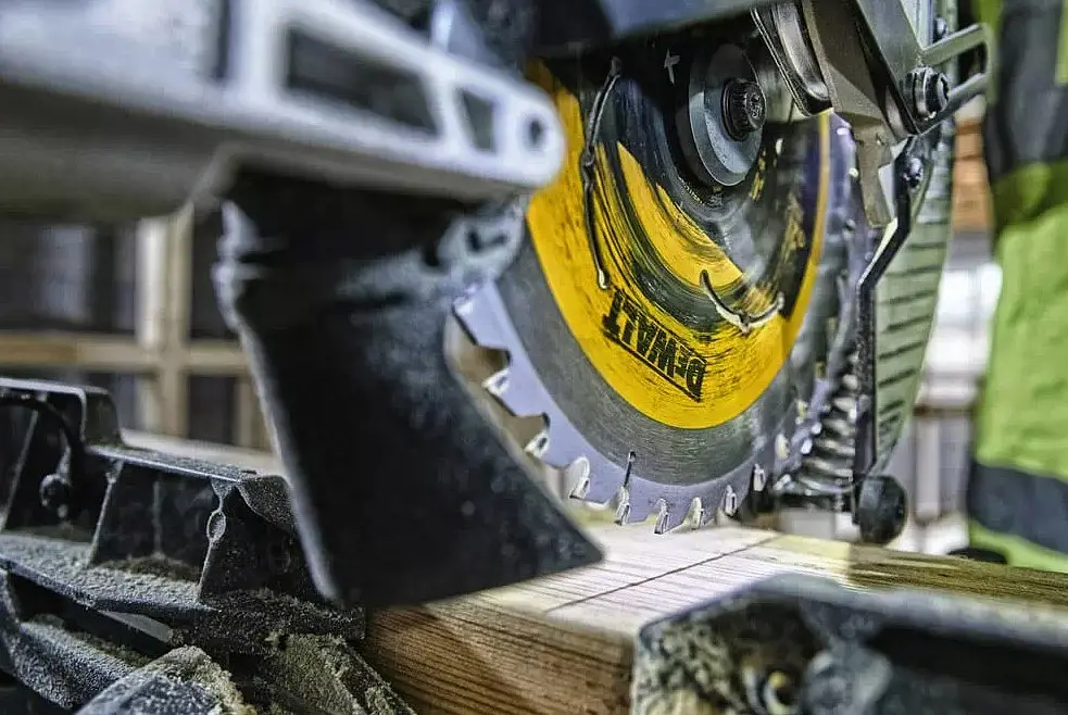 Пила торцювальна акумуляторна DeWalt з АКБ та ЗП DCS727T2 - фото 6