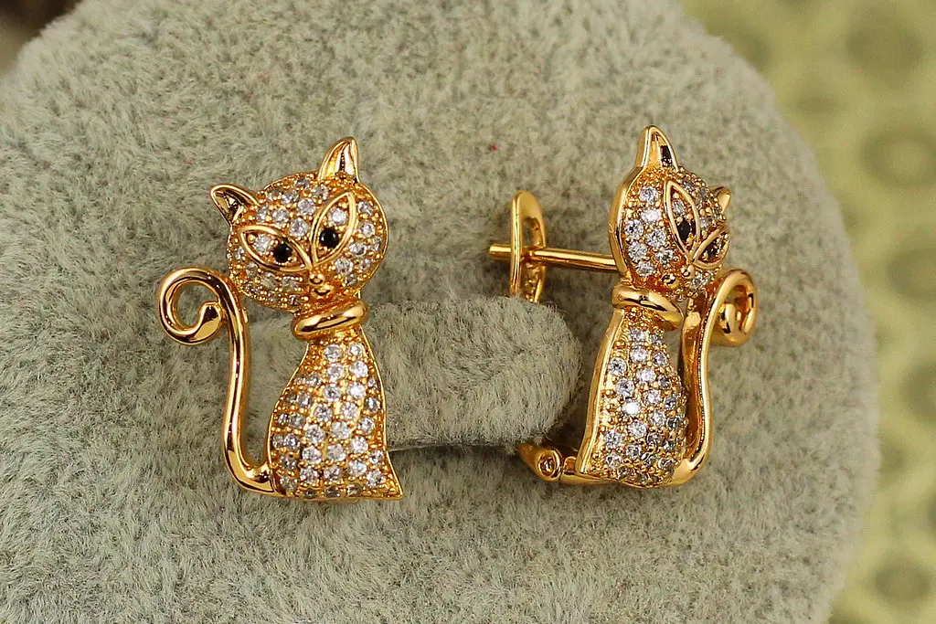 Серьги Xuping Jewelry котики с мелкими фианитами 2 см золотистые - фото 2