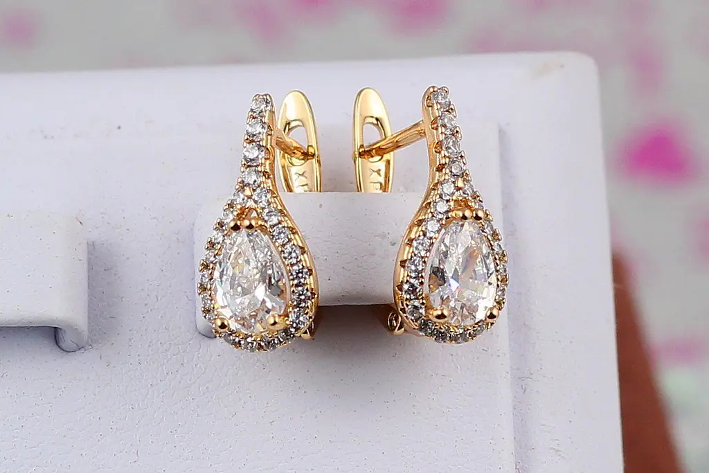 Сережки Xuping Jewelry маленька біла крапля в обідку з камінців 1.7 см золотисті - фото 2