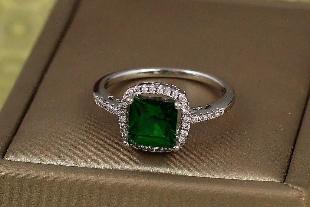 Кільце Xuping Jewelry зелений квадрат в оправі з дрібних фіанітів 18 р сріблясте - фото 3
