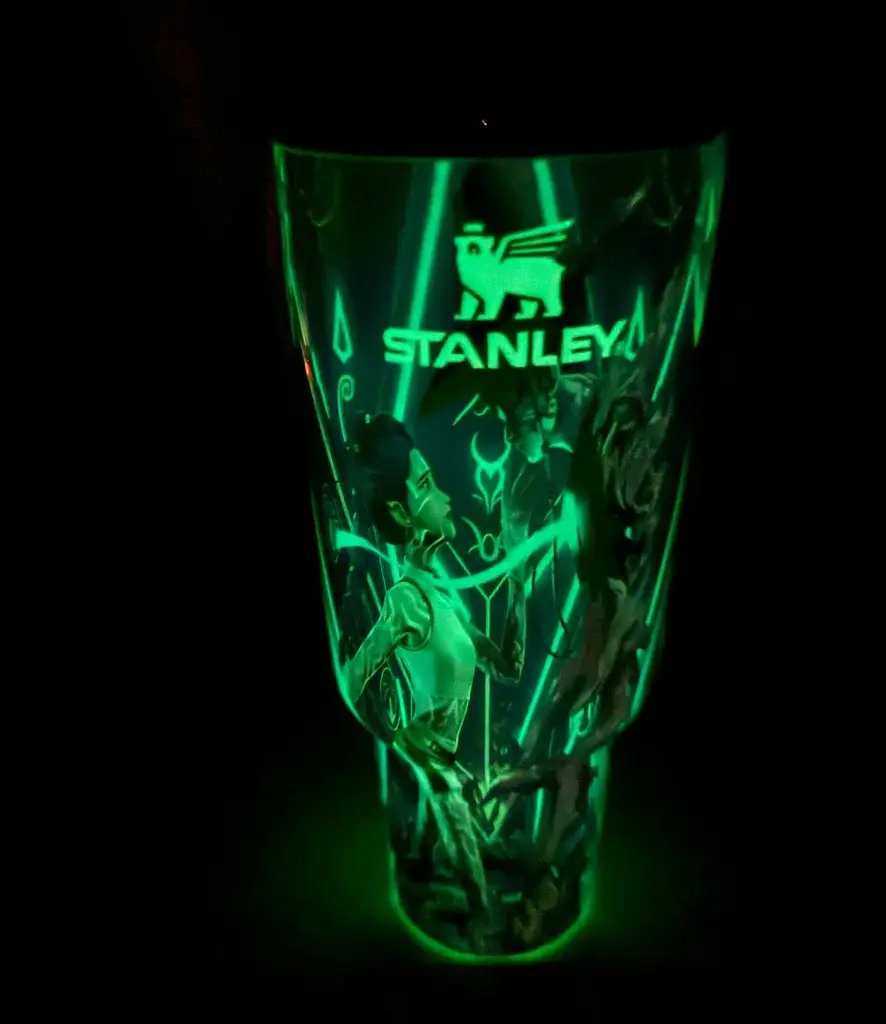 Термос термочашка Stanley Quencher H2.0 Tumbler Світиться у темряві 1,18 л Huntr/X World Tour Edition KT7001986 - фото 3