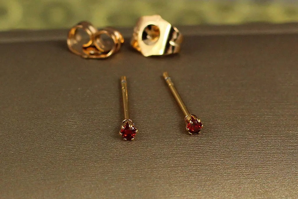 Сережки гвоздики Xuping Jewelry червоні камінчики 2 мм золотисті