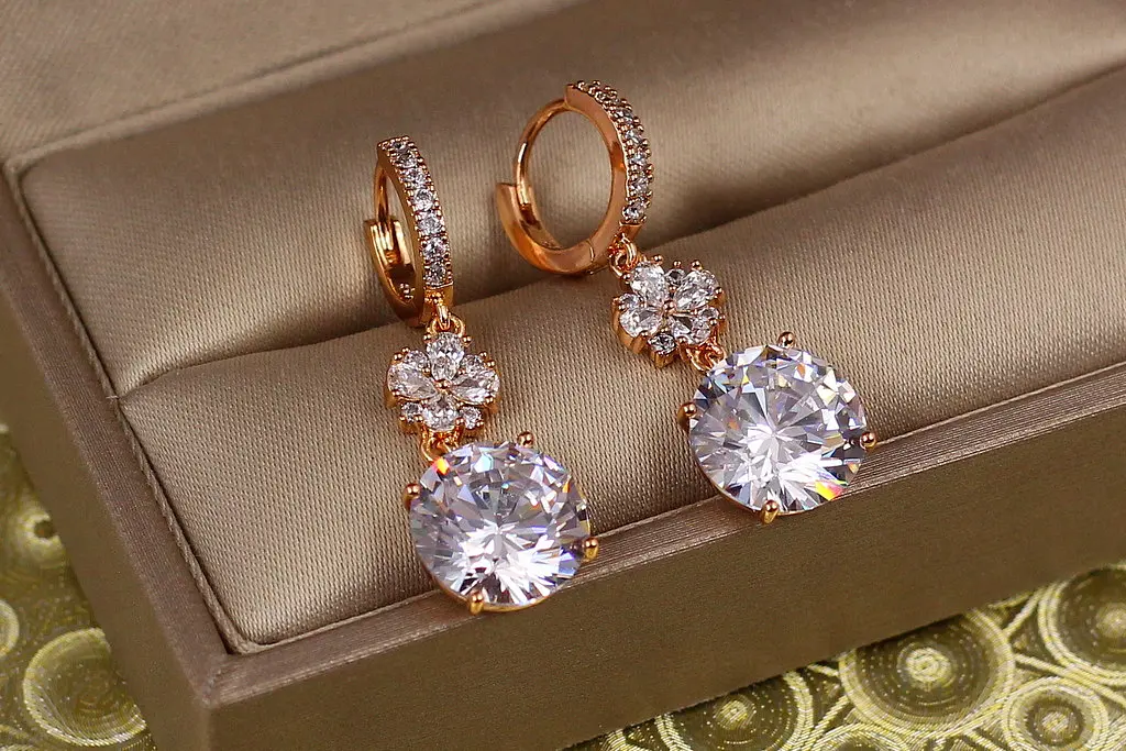 Сережки Xuping Jewelry підвіски квітка з каменем 3 см золотисті - фото 2