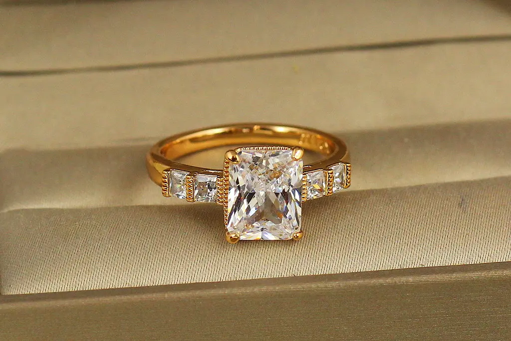Кільце Xuping Jewelry Великий прямокутник з білим каменем р 20 золотисте