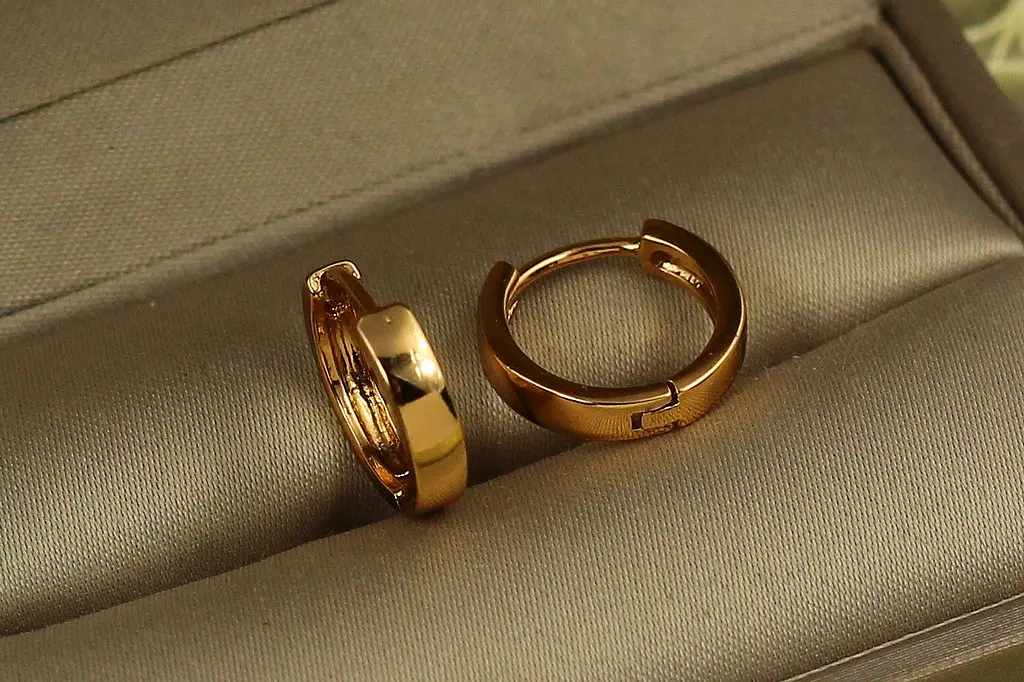 Сережки кільця Хuping Jewelry гладкі 1,3 см золотисті - фото 2