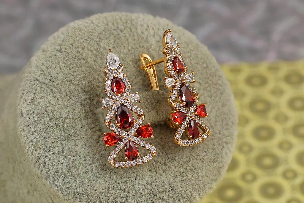 Серьги Xuping Jewelry Елочка с красными камнями 2,7 см золотистые - фото 2