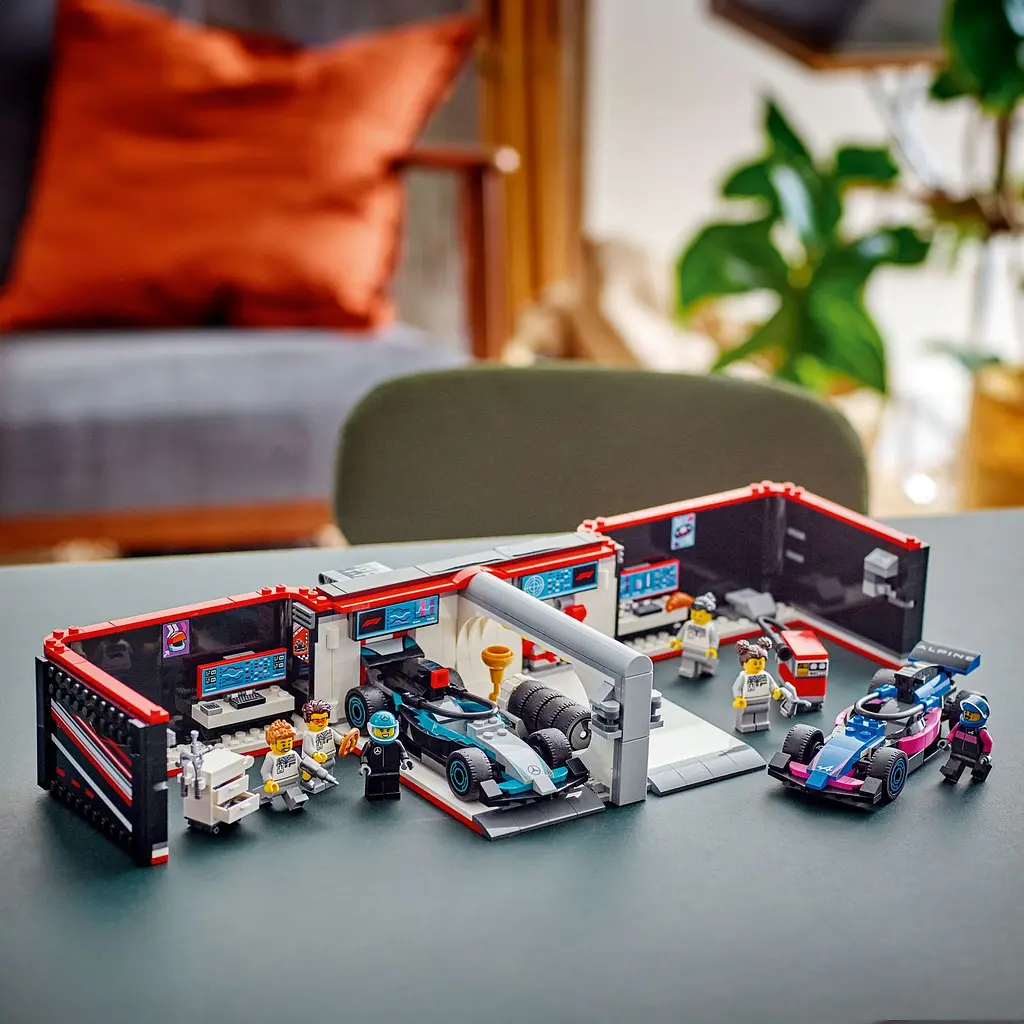 Конструктор LEGO City Гараж F1 та автомобілі Mercedes-AMG і Alpine 678 деталей (60444) - фото 4