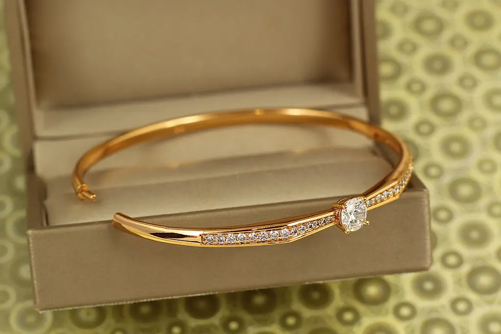 Браслет бенгл Xuping Jewelry Сяючий акцент 60 мм на руку від 17 до 19 см золотистий - фото 2