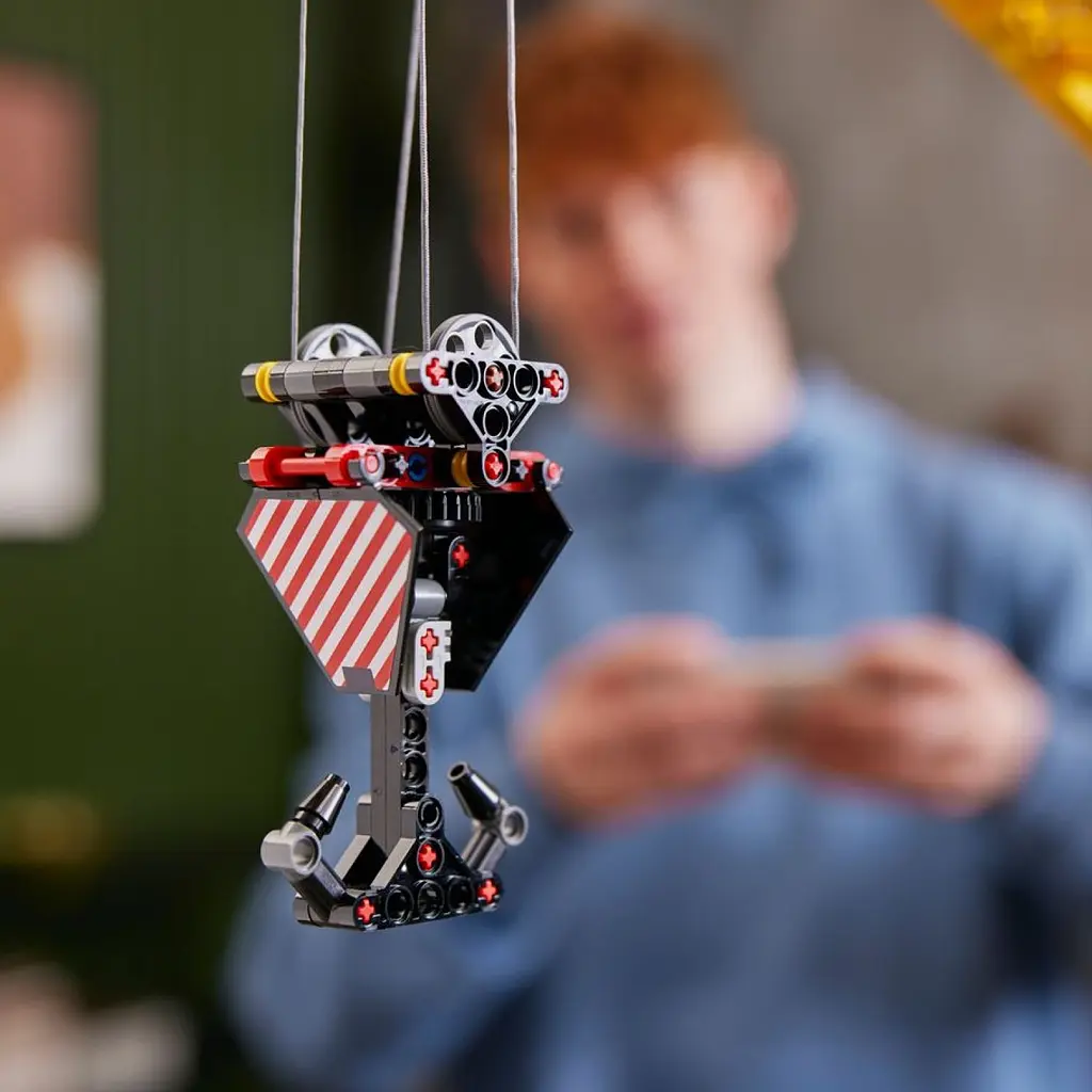 Конструктор LEGO Technic Гусеничный подъемный кран Liebherr LR 13000, 2883 деталей (42146) - фото 7