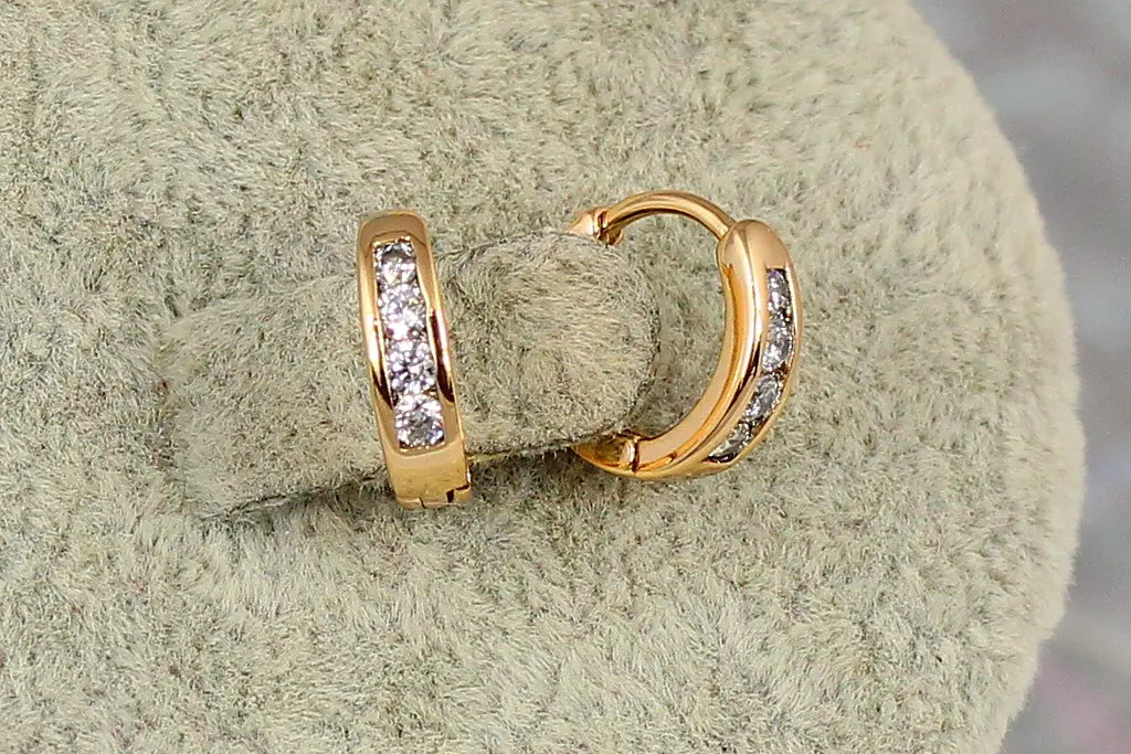 Сережки кільця Хuping Jewelry спереду камінці бортики по краях 1.2 см золотисті - фото 2