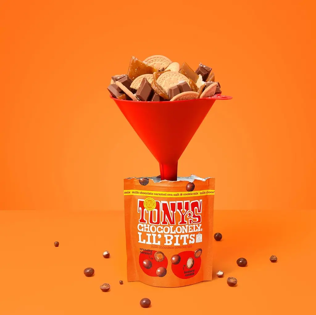 Драже Tony's Chocolonely Lil' Bits з карамеллю, морською сіллю та печивом 113г - фото 2