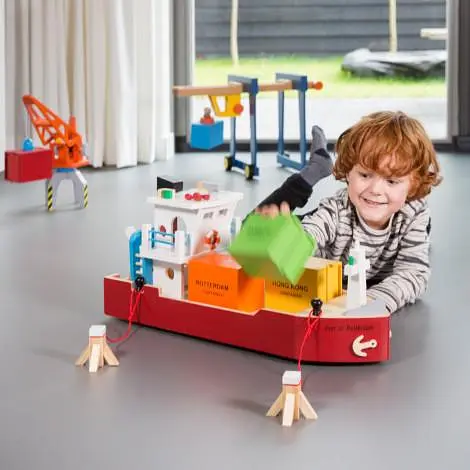 Ігровий набір New Classic Toys Контейнерне судно з 4 контейнерами (art10900) - фото 7