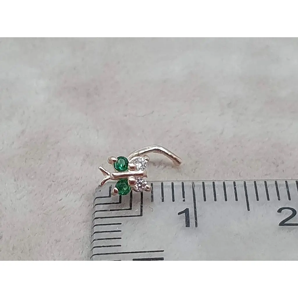 Золотая серьга-пирсинг в нос Dear с фианитами. 1041.6 Зеленый - фото 5