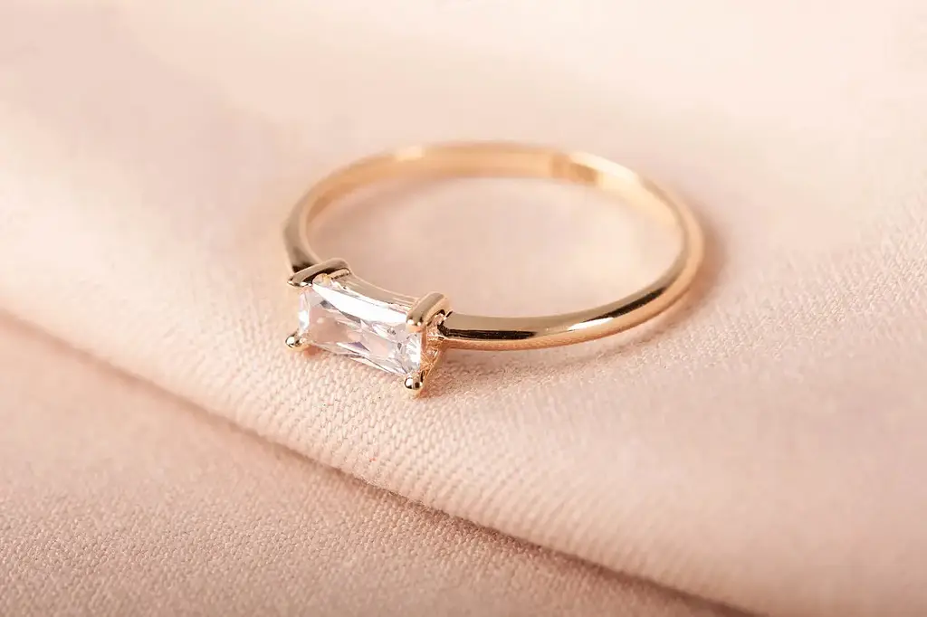 Каблучка з жовтого золота з білим багетом 18 K-0150 - фото 4
