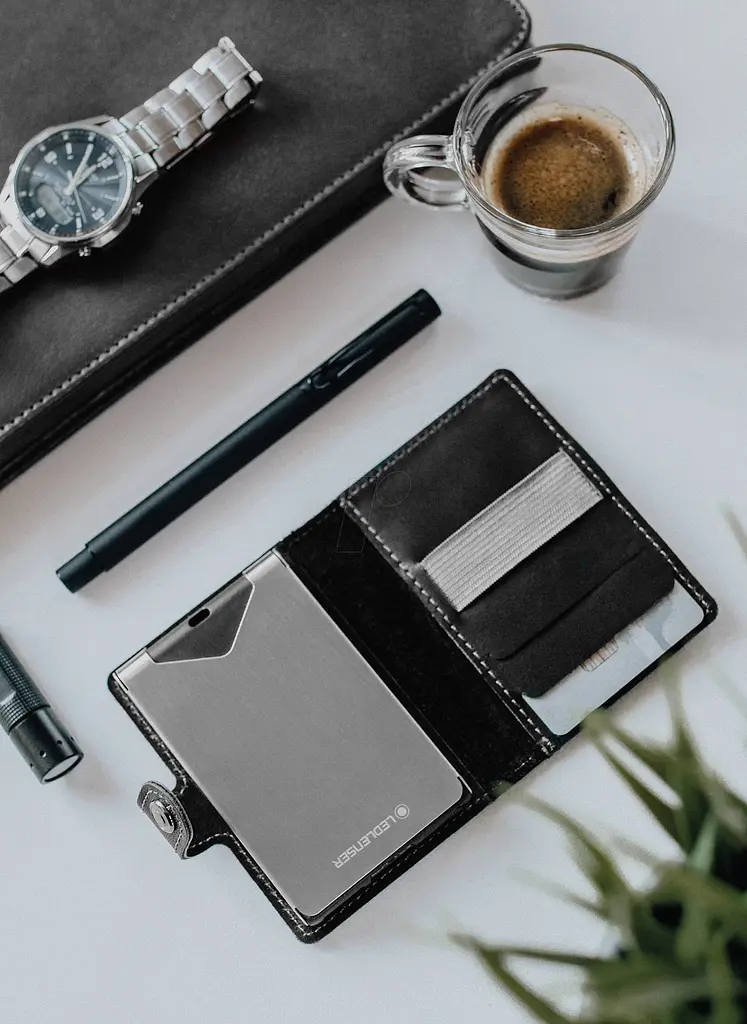 Фонарь Ledlenser Lite Wallet визитница и картхолдер заряжается - фото 2