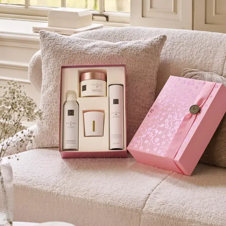 Подарунковий набір Rituals The Ritual Of Sakura Large Gift Set: гель-піна для душу 200 мл + крем для тіла 200 мл + ароматична свічка 140 г + ароматичний дифузор 70 мл - фото 3