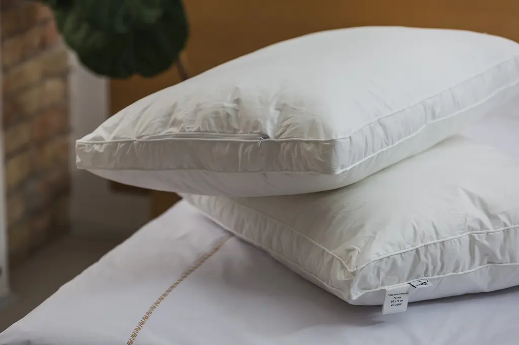 Подушка Ecotton 50х70 см Ecofill Premium антиалергенна з кантом біопух біла в чохлі для зберігання White (25070) - фото 5