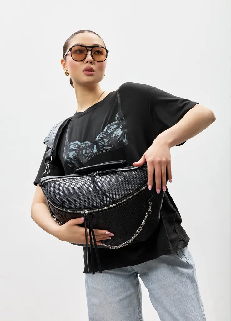 Жіноча шкіряна сумка бананка Sambag Urban Laptop чорна 46 × 26 см (51411101) - фото 5