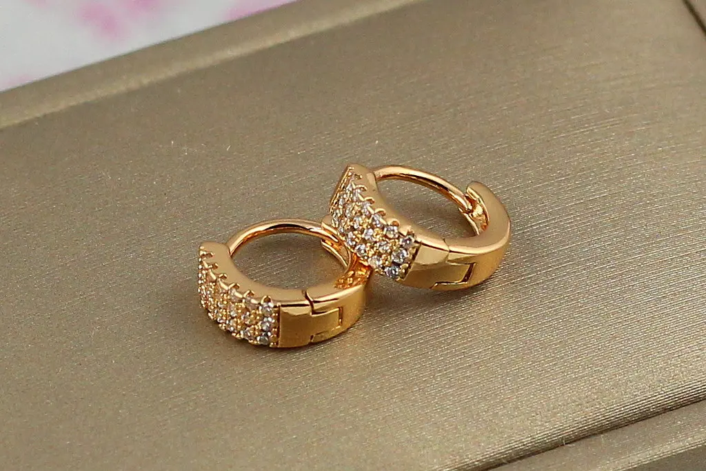 Серьги Xuping Jewelry колечки с тремя дорожками из камней 1 см золотистые - фото 2