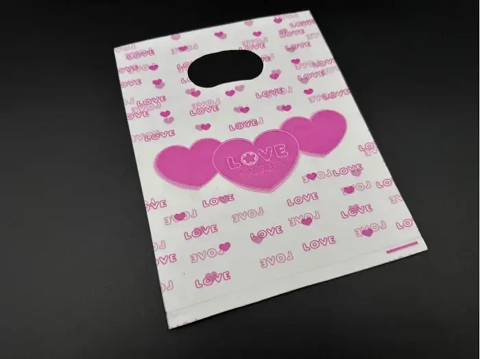 Подарункові поліетиленові пакети 15х20 см "Love" Колір біло-розовий BGN-152