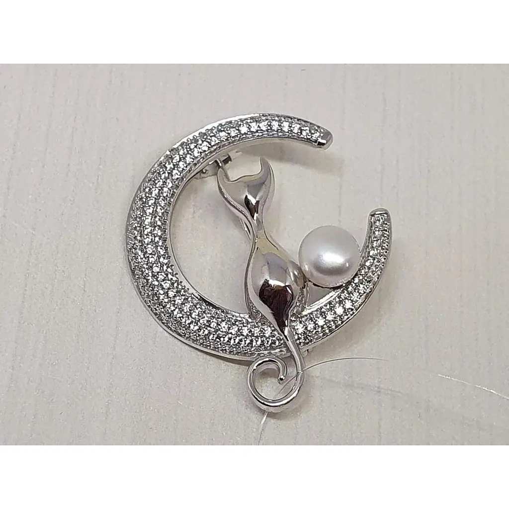 Серебряная брошь Dear Кошка с жемчугом. 9011.1С - фото 2