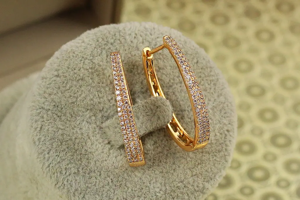Сережки Xuping Jewelry овальні кільця з дрібними камінчиками 2,9 см золотисті - фото 4