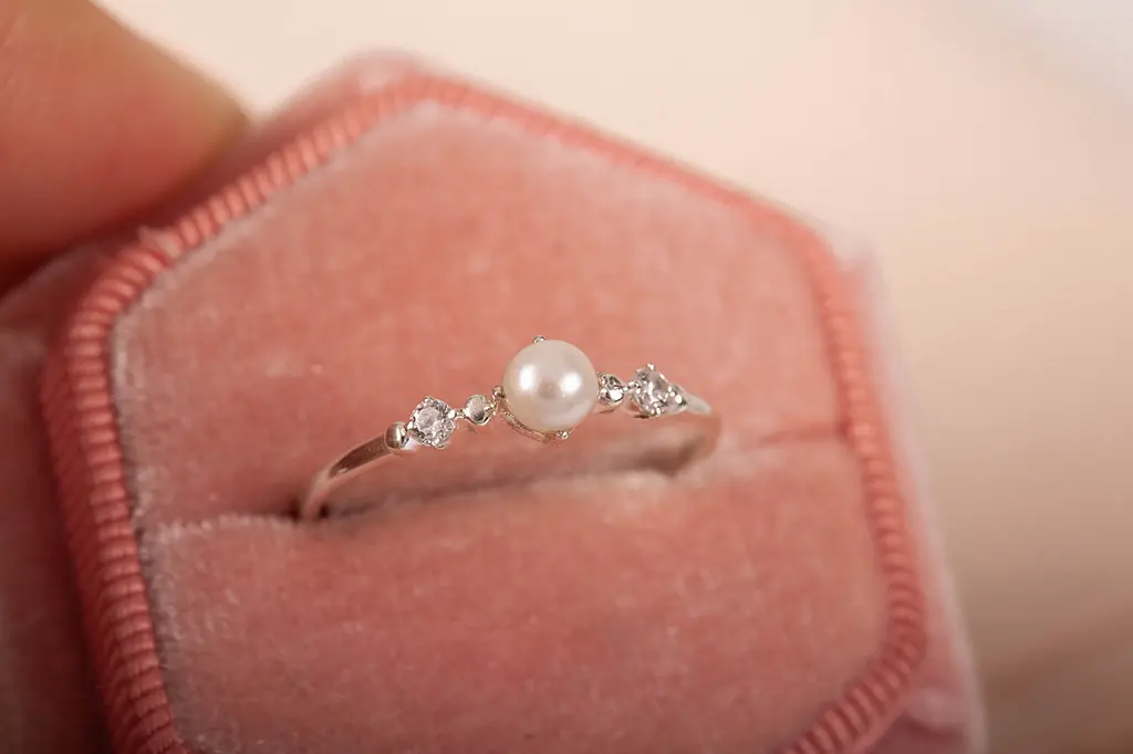 Каблучка з білого золота з жемчугом 17 K-0006