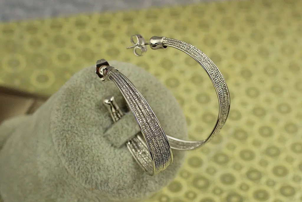 Сережки кільця Xuping Jewelry Скірда 4,3 см сріблясті - фото 2