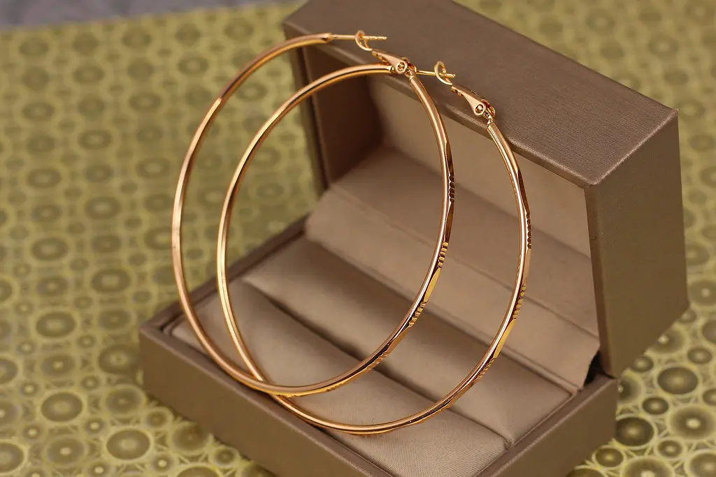 Сережки кільця Хuping Jewelry плоскі з малюнком 6,5 см золотисті - фото 2