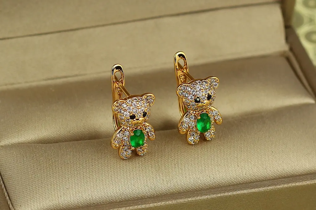 Сережки дитячі Xuping Jewelry ведмежата із зеленим камінчиком 1,4 см золотисті - фото 2