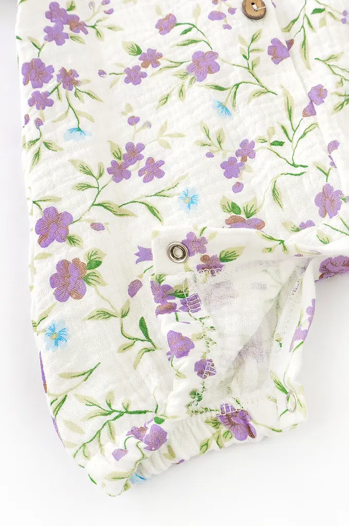 Пісочник з мусліну для дівчинки на ґудзиках Violet flowers з пов'язкою - фото 4