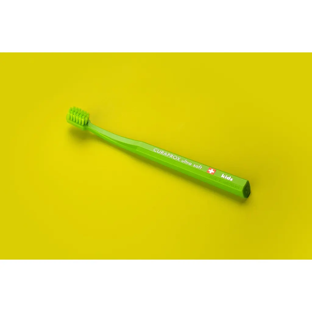 Зубна щітка дитяча Curaprox Kids Ultra Soft салатова - фото 2