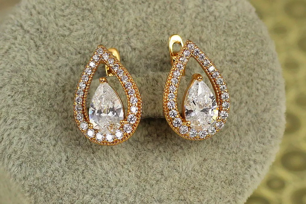 Сережки Xuping Jewelry Капля з білим каменем в окантовці 1,8 см золотисті - фото 2