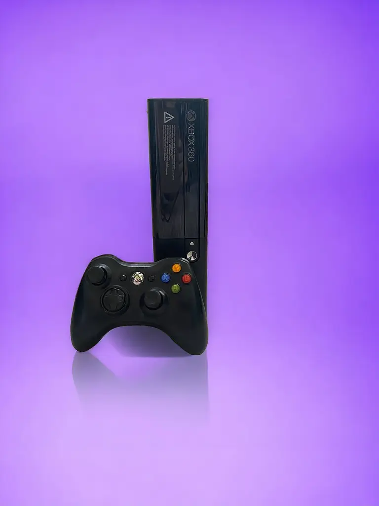 Стационарная игровая консоль Microsoft Xbox 360 E 500 ГБ + 2 джойстика, 100 игр - фото 2