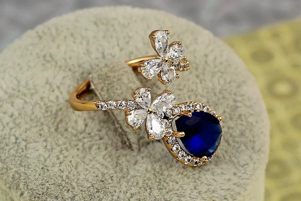 Кільце Xuping Jewelry Марсель з синім каменем розсувне р 18 золотисте - фото 2