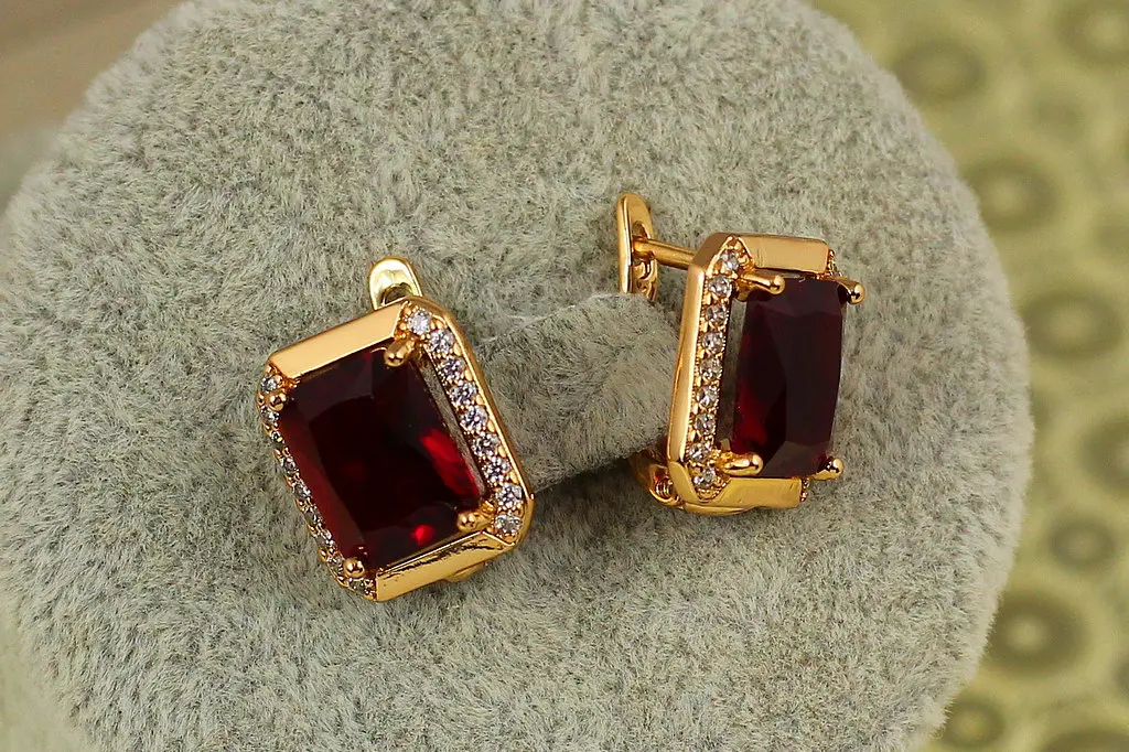 Сережки Xuping Jewelry Великий прямокутник з червоним каменем 1,4 см золотисті - фото 3