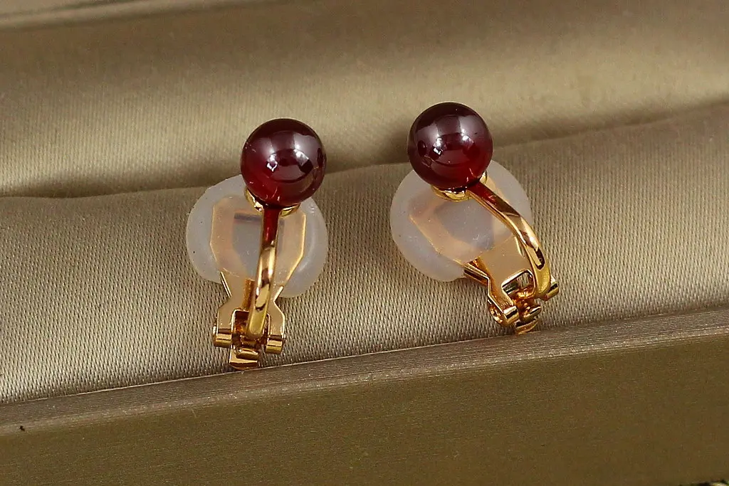 Сережки кліпси Xuping Jewelry червона перлина 1,5 см золотисті