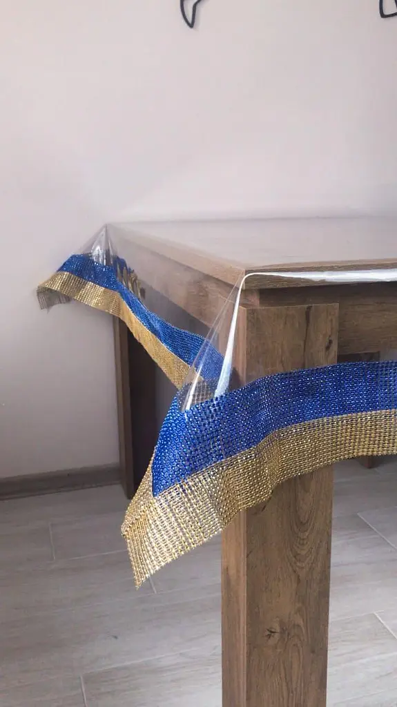 Скатертина силіконова з синьо-жовтою стразовою стрічкою 400х140 см - фото 2