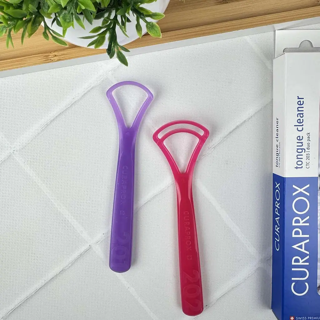 Набір скребків для язика Curaprox (рожевий та фіолетовий), 2 шт