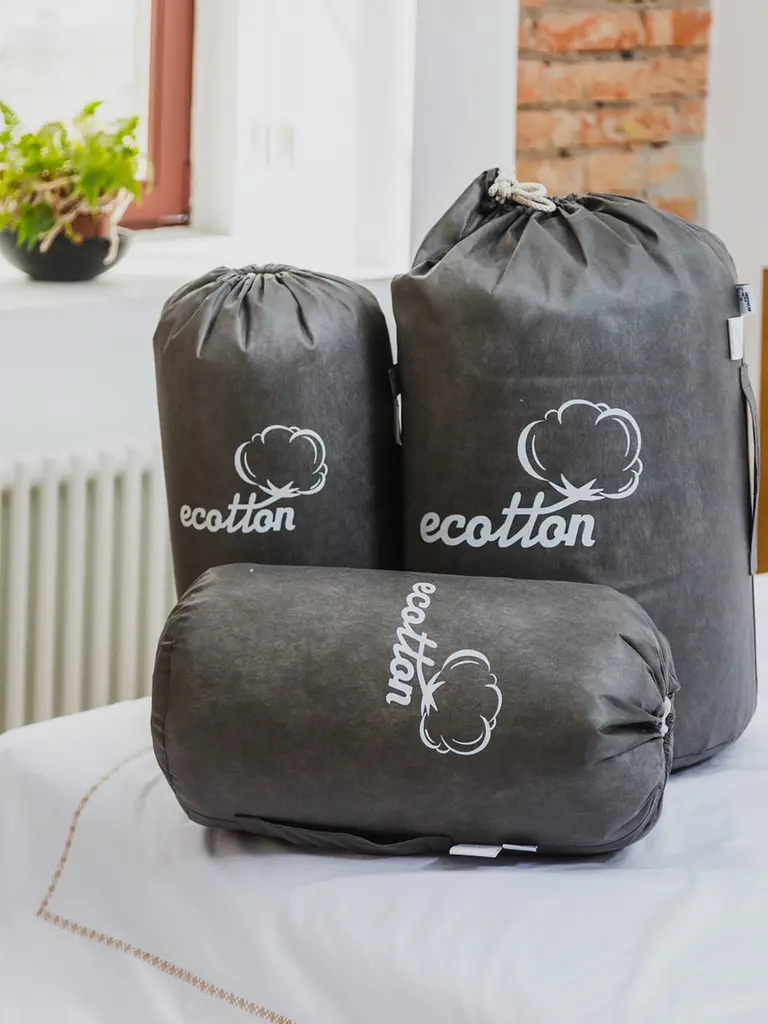 Подушка Ecotton 70х70 см Ecofill Premium антиалергенна з кантом біопух біла в чохлі для зберігання White (25510) - фото 9