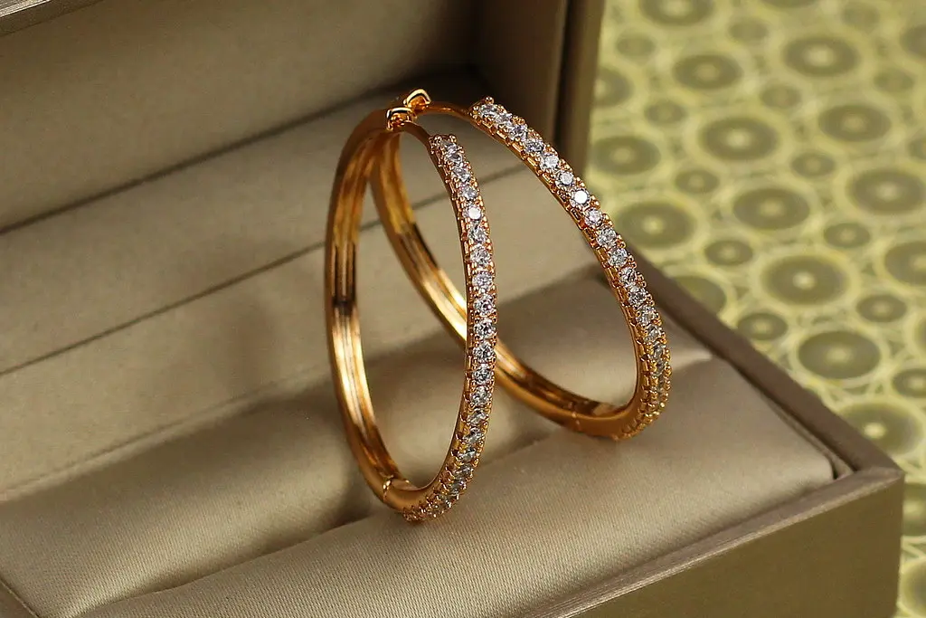 Сережки кільця Xuping Jewelry доріжка із камінців 3 см золотисті - фото 2