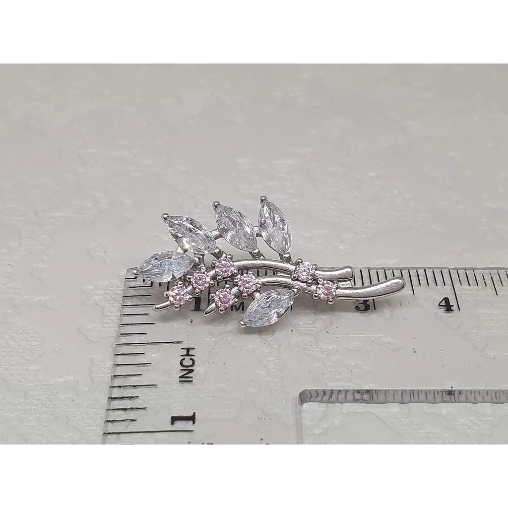 Серебряная брошь Ирий с фианитами. 9522 Розовый (светлый)/Белый - фото 4