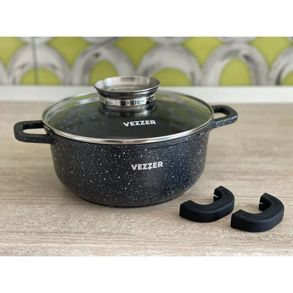 Каструля Vezzer з кришкою та силіконовими накладками на ручки 24 см 4.5 л чорна (VZ8006) - фото 6