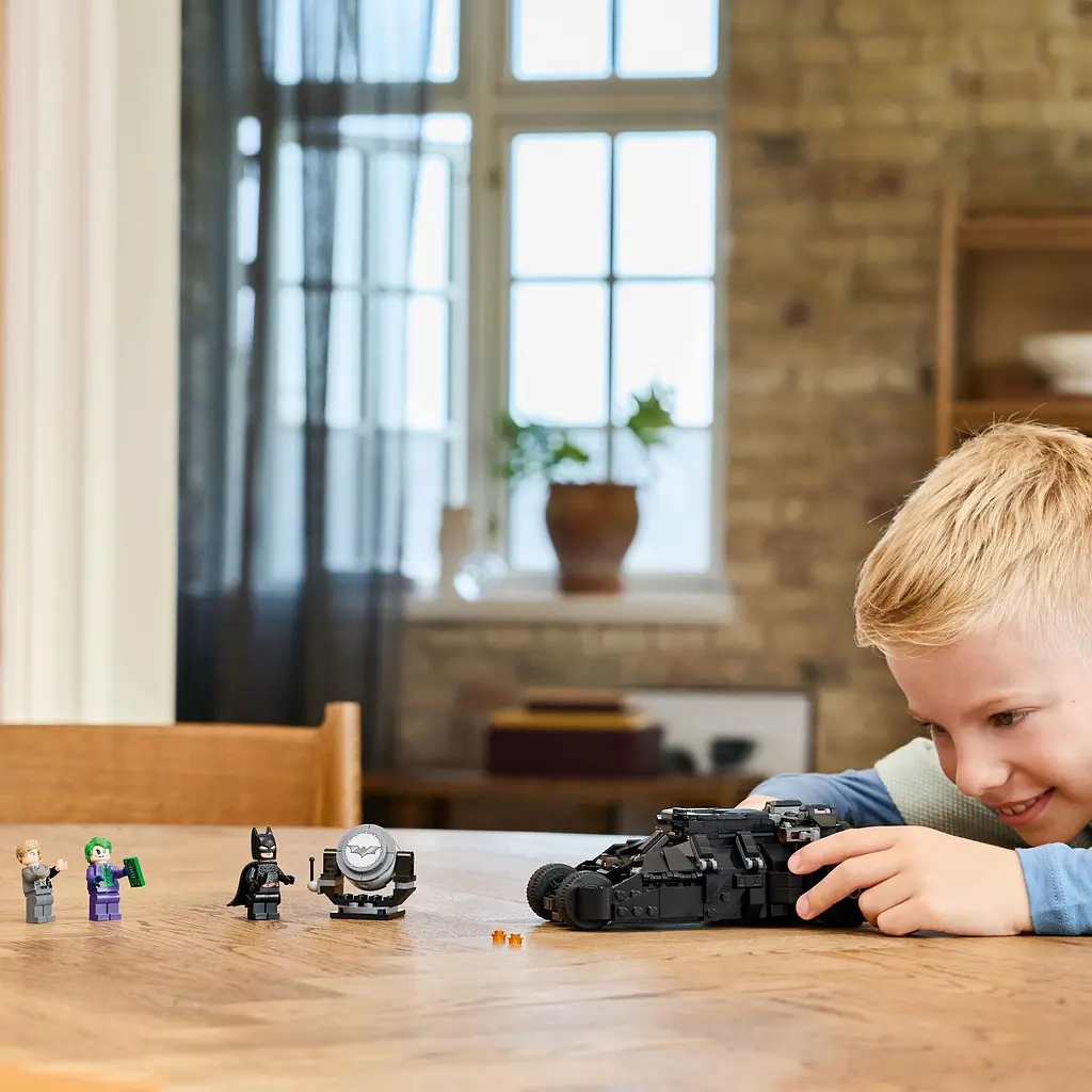 Уцінка. Конструктор LEGO DC Batman Бетмен Тумблер проти Дволикого і Джокера, 429 деталей (76303) - фото 9