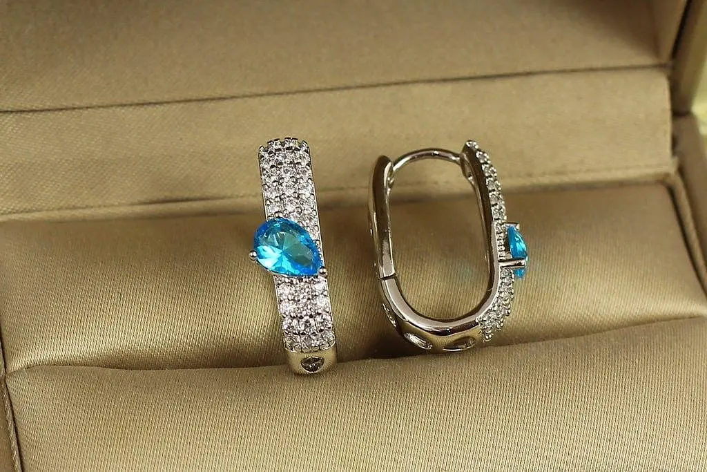 Сережки Xuping Jewelry Догма з блакитним каменем 2 см сріблясті - фото 3
