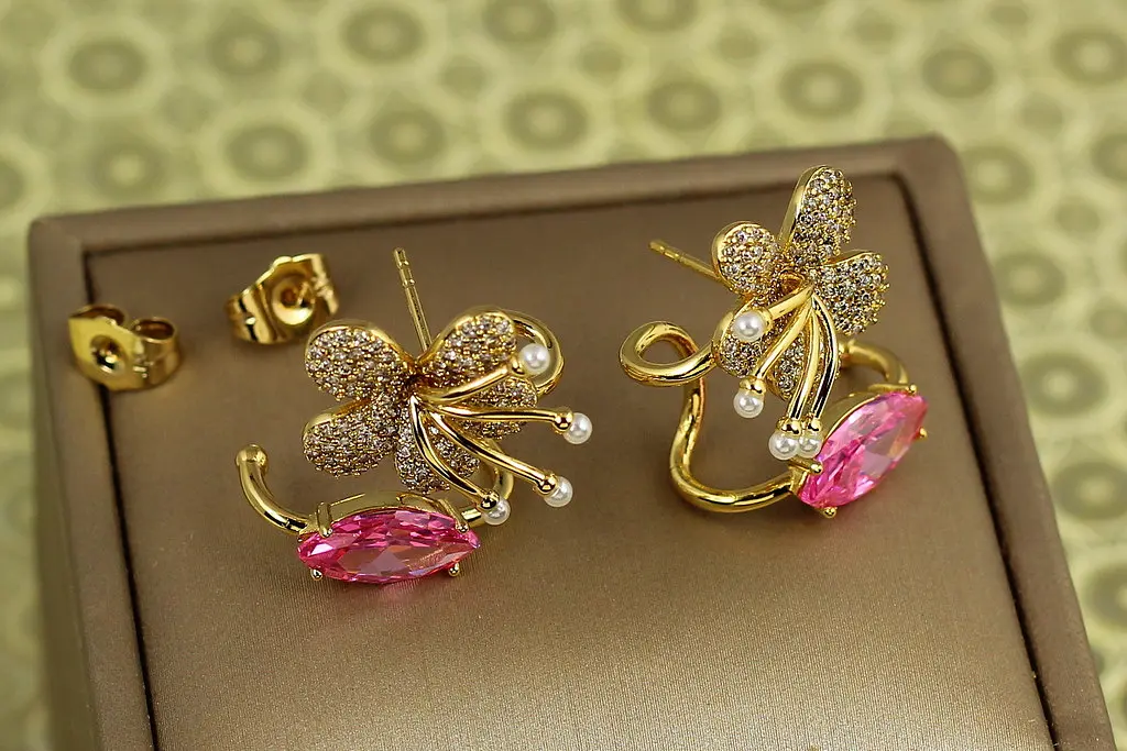 Сережки кафи Xuping Jewelry квітка з рожевим маркізом 2 см золотисті - фото 2