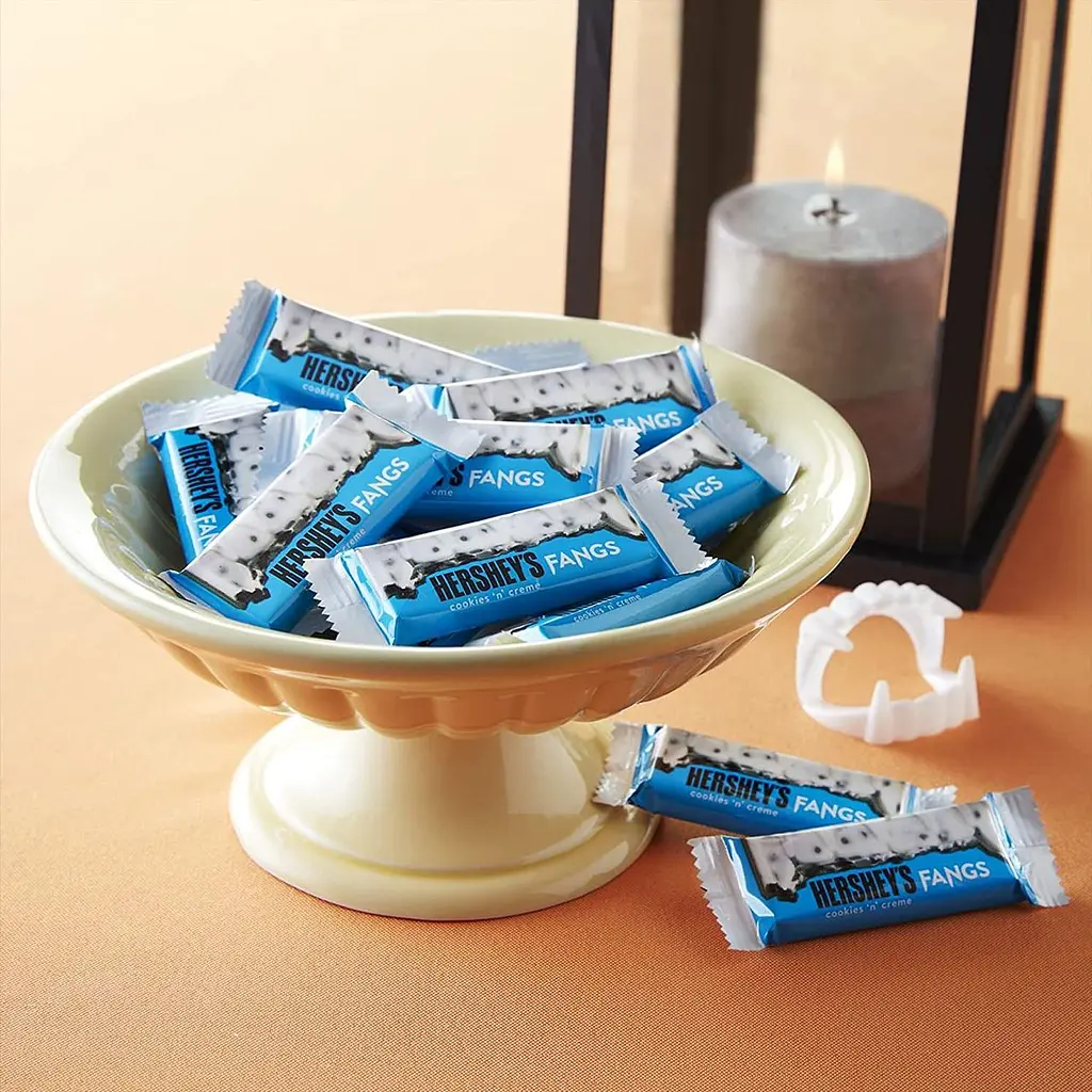 Шоколадні батончики Hershey`s Halloween Fangs Cookies N Creme 267g - фото 5