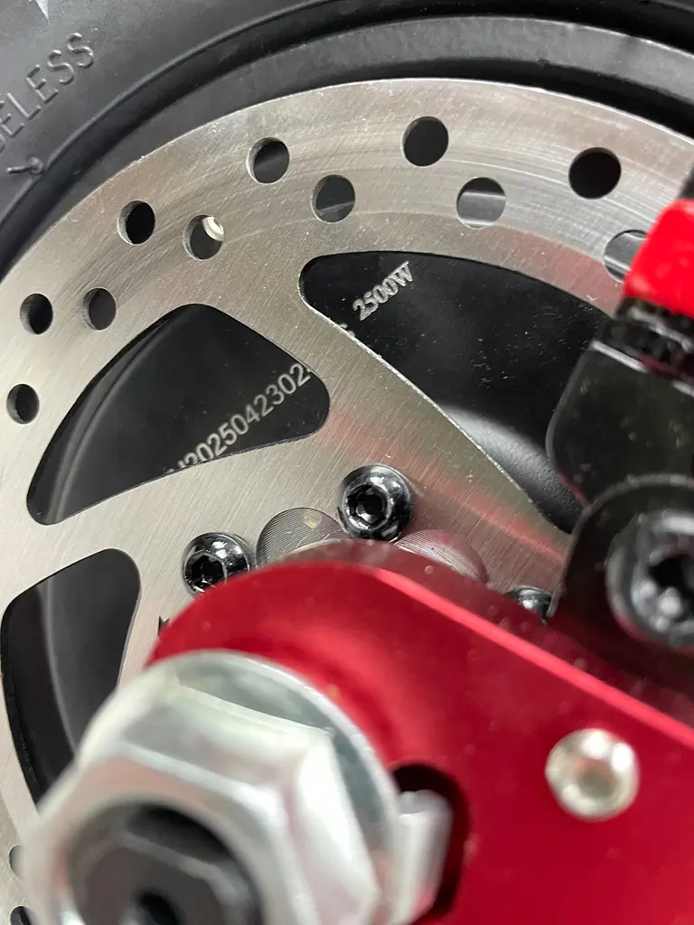 Двухмоторный электросамокат с сидением Tesla 50000 (5000W, 60V, 26Ah) - фото 5