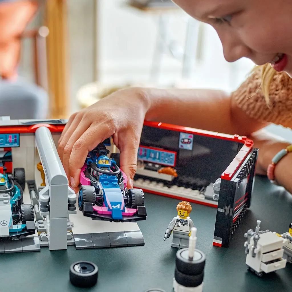 Конструктор LEGO City Гараж F1 та автомобілі Mercedes-AMG і Alpine 678 деталей (60444) - фото 9