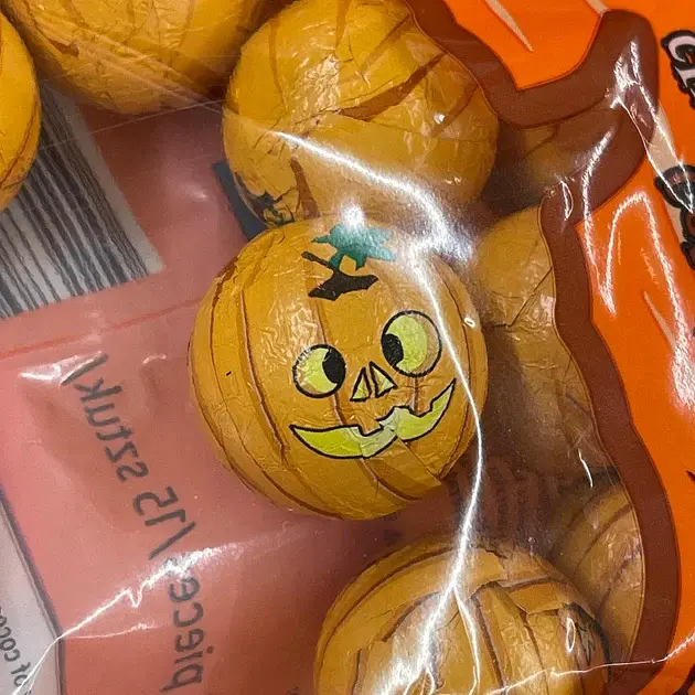 Шоколадні цукерки Halloween Pumpkin Milk Chocolate Balls 200г - фото 4